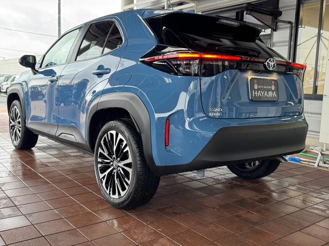 ヤリスクロス ハイブリッドＺ　８インチディスプレイオーディオ（フルセグＴＶ・Ａｐｐｌｅ　Ｃａｒｐｌａｙ・ナビ・Ｂｌｕｅｔｏｏｔｈ）パノラミックビューＭ／前席シートヒーター／ＥＴＣ２．０／ステアリングヒーター／オートハイビーム（7枚目）