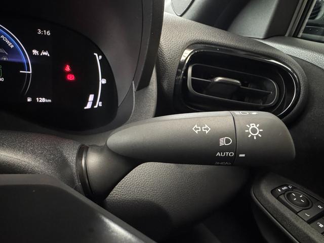 ヤリスクロス ハイブリッドＺ　８インチディスプレイオーディオ（フルセグＴＶ・Ａｐｐｌｅ　Ｃａｒｐｌａｙ・ナビ・Ｂｌｕｅｔｏｏｔｈ）パノラミックビューＭ／前席シートヒーター／ＥＴＣ２．０／ステアリングヒーター／オートハイビーム（10枚目）