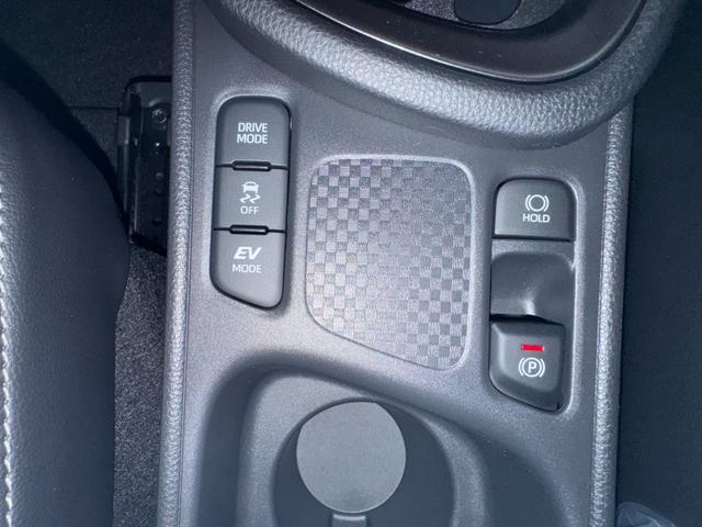 ヤリスクロス ハイブリッドＺ　８インチディスプレイオーディオ（フルセグＴＶ・Ａｐｐｌｅ　Ｃａｒｐｌａｙ・ナビ・Ｂｌｕｅｔｏｏｔｈ）パノラミックビューＭ／前席シートヒーター／ＥＴＣ２．０／ステアリングヒーター／オートハイビーム（17枚目）