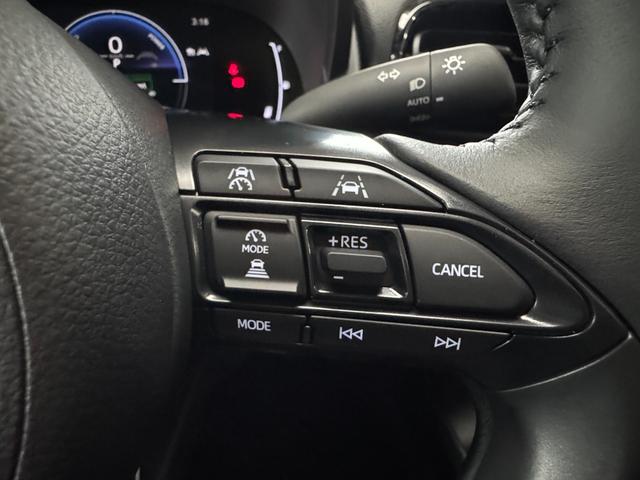 ヤリスクロス ハイブリッドＺ　８インチディスプレイオーディオ（フルセグＴＶ・Ａｐｐｌｅ　Ｃａｒｐｌａｙ・ナビ・Ｂｌｕｅｔｏｏｔｈ）パノラミックビューＭ／前席シートヒーター／ＥＴＣ２．０／ステアリングヒーター／オートハイビーム（18枚目）