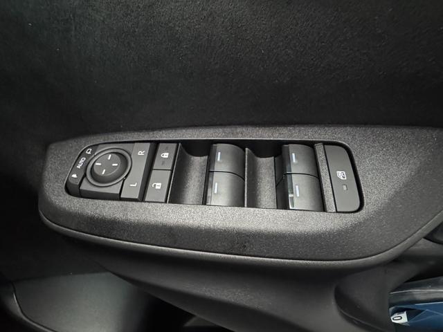 ヤリスクロス ハイブリッドＺ　８インチディスプレイオーディオ（フルセグＴＶ・Ａｐｐｌｅ　Ｃａｒｐｌａｙ・ナビ・Ｂｌｕｅｔｏｏｔｈ）パノラミックビューＭ／前席シートヒーター／ＥＴＣ２．０／ステアリングヒーター／オートハイビーム（20枚目）