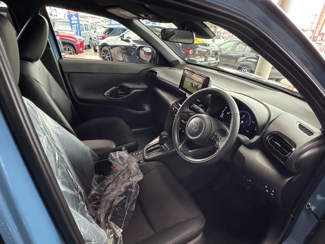ヤリスクロス ハイブリッドＺ　８インチディスプレイオーディオ（フルセグＴＶ・Ａｐｐｌｅ　Ｃａｒｐｌａｙ・ナビ・Ｂｌｕｅｔｏｏｔｈ）パノラミックビューＭ／前席シートヒーター／ＥＴＣ２．０／ステアリングヒーター／オートハイビーム（23枚目）