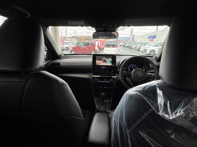 ヤリスクロス ハイブリッドＺ　８インチディスプレイオーディオ（フルセグＴＶ・Ａｐｐｌｅ　Ｃａｒｐｌａｙ・ナビ・Ｂｌｕｅｔｏｏｔｈ）パノラミックビューＭ／前席シートヒーター／ＥＴＣ２．０／ステアリングヒーター／オートハイビーム（27枚目）