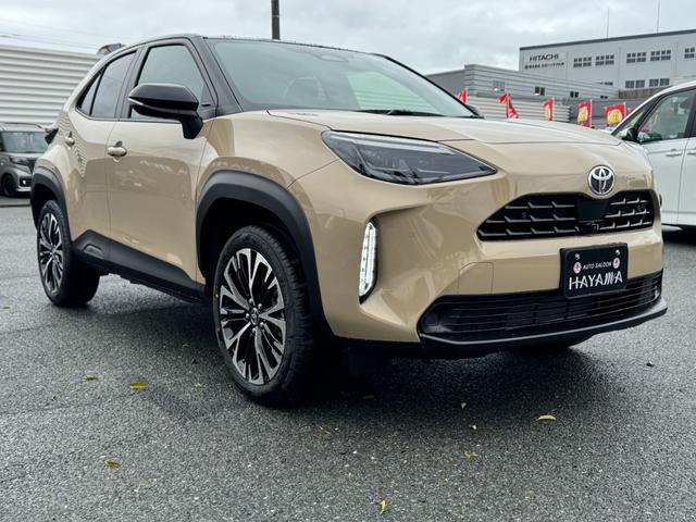 ヤリスクロス ハイブリッドＺ　メーカーＯＰ（特別色）／パノラミックビューＭ／前席シートヒーター／ＥＴＣ２．０／／８インチディスプレイオーディオ（Ａｐｐｌｅｃａｒｐｌａｙ／フルセグＴＶ／ＢＴ／ラジオ）／ＬＥＤヘッドライト（3枚目）