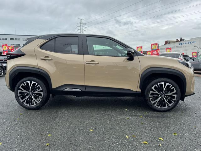 ヤリスクロス ハイブリッドＺ　メーカーＯＰ（特別色）／パノラミックビューＭ／前席シートヒーター／ＥＴＣ２．０／／８インチディスプレイオーディオ（Ａｐｐｌｅｃａｒｐｌａｙ／フルセグＴＶ／ＢＴ／ラジオ）／ＬＥＤヘッドライト（4枚目）