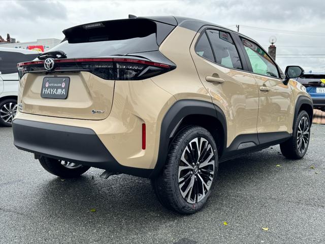 ヤリスクロス ハイブリッドＺ　メーカーＯＰ（特別色）／パノラミックビューＭ／前席シートヒーター／ＥＴＣ２．０／／８インチディスプレイオーディオ（Ａｐｐｌｅｃａｒｐｌａｙ／フルセグＴＶ／ＢＴ／ラジオ）／ＬＥＤヘッドライト（5枚目）