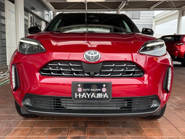 ヤリスクロス ハイブリッドＺ　メーカーＯＰ（特別色）／パノラミックビューＭ／前席シートヒーター／８インチＤオーディオ（フルセグＴＶ・Ａｐｐｌｅ　Ｃａｒｐｌａｙ・ナビ・ＢＴ）／ＥＴＣ２．０／ステアリングヒーター／オートハイビーム（2枚目）