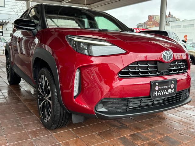 ヤリスクロス ハイブリッドＺ　メーカーＯＰ（特別色）／パノラミックビューＭ／前席シートヒーター／８インチＤオーディオ（フルセグＴＶ・Ａｐｐｌｅ　Ｃａｒｐｌａｙ・ナビ・ＢＴ）／ＥＴＣ２．０／ステアリングヒーター／オートハイビーム（3枚目）