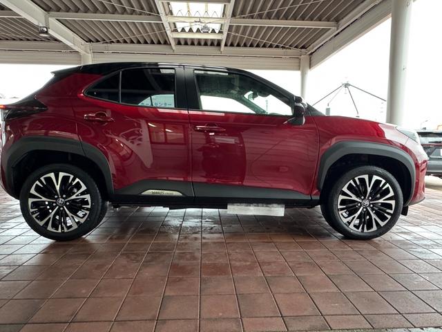 ヤリスクロス ハイブリッドＺ　メーカーＯＰ（特別色）／パノラミックビューＭ／前席シートヒーター／８インチＤオーディオ（フルセグＴＶ・Ａｐｐｌｅ　Ｃａｒｐｌａｙ・ナビ・ＢＴ）／ＥＴＣ２．０／ステアリングヒーター／オートハイビーム（4枚目）