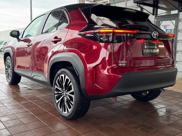 ヤリスクロス ハイブリッドＺ　メーカーＯＰ（特別色）／パノラミックビューＭ／前席シートヒーター／８インチＤオーディオ（フルセグＴＶ・Ａｐｐｌｅ　Ｃａｒｐｌａｙ・ナビ・ＢＴ）／ＥＴＣ２．０／ステアリングヒーター／オートハイビーム（7枚目）