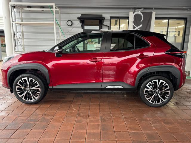 ヤリスクロス ハイブリッドＺ　メーカーＯＰ（特別色）／パノラミックビューＭ／前席シートヒーター／８インチＤオーディオ（フルセグＴＶ・Ａｐｐｌｅ　Ｃａｒｐｌａｙ・ナビ・ＢＴ）／ＥＴＣ２．０／ステアリングヒーター／オートハイビーム（8枚目）