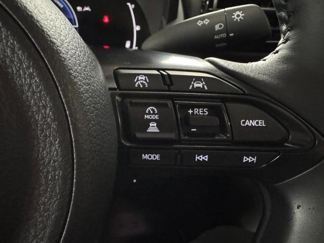 ヤリスクロス ハイブリッドＺ　メーカーＯＰ（特別色）／パノラミックビューＭ／前席シートヒーター／８インチＤオーディオ（フルセグＴＶ・Ａｐｐｌｅ　Ｃａｒｐｌａｙ・ナビ・ＢＴ）／ＥＴＣ２．０／ステアリングヒーター／オートハイビーム（11枚目）