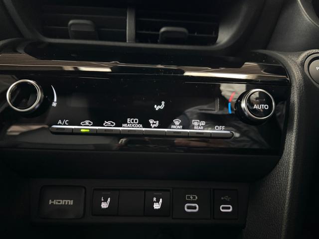 ヤリスクロス ハイブリッドＺ　メーカーＯＰ（特別色）／パノラミックビューＭ／前席シートヒーター／８インチＤオーディオ（フルセグＴＶ・Ａｐｐｌｅ　Ｃａｒｐｌａｙ・ナビ・ＢＴ）／ＥＴＣ２．０／ステアリングヒーター／オートハイビーム（16枚目）