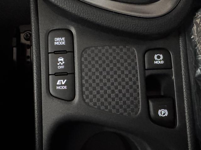 ヤリスクロス ハイブリッドＺ　メーカーＯＰ（特別色）／パノラミックビューＭ／前席シートヒーター／８インチＤオーディオ（フルセグＴＶ・Ａｐｐｌｅ　Ｃａｒｐｌａｙ・ナビ・ＢＴ）／ＥＴＣ２．０／ステアリングヒーター／オートハイビーム（18枚目）