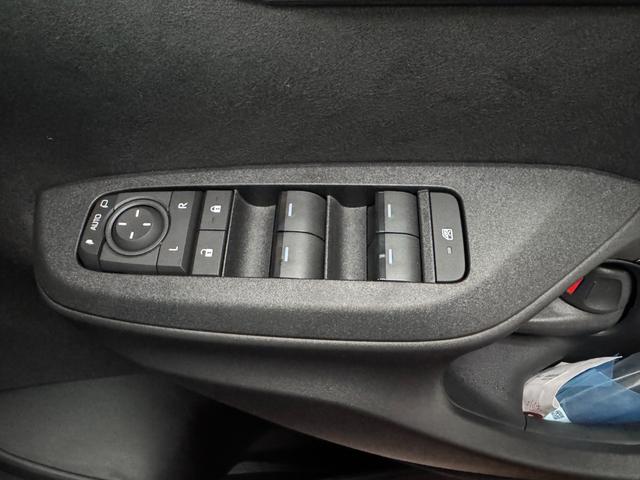 ヤリスクロス ハイブリッドＺ　メーカーＯＰ（特別色）／パノラミックビューＭ／前席シートヒーター／８インチＤオーディオ（フルセグＴＶ・Ａｐｐｌｅ　Ｃａｒｐｌａｙ・ナビ・ＢＴ）／ＥＴＣ２．０／ステアリングヒーター／オートハイビーム（21枚目）