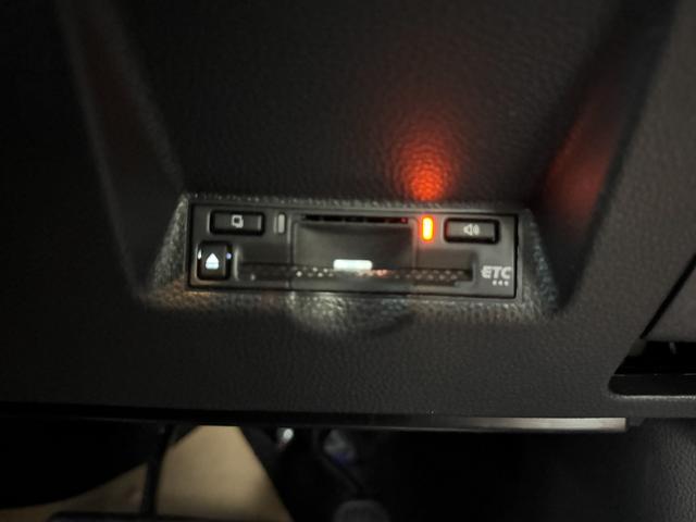 ヤリスクロス ハイブリッドＺ　メーカーＯＰ（特別色）／パノラミックビューＭ／前席シートヒーター／８インチＤオーディオ（フルセグＴＶ・Ａｐｐｌｅ　Ｃａｒｐｌａｙ・ナビ・ＢＴ）／ＥＴＣ２．０／ステアリングヒーター／オートハイビーム（23枚目）