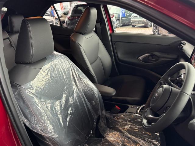 ヤリスクロス ハイブリッドＺ　メーカーＯＰ（特別色）／パノラミックビューＭ／前席シートヒーター／８インチＤオーディオ（フルセグＴＶ・Ａｐｐｌｅ　Ｃａｒｐｌａｙ・ナビ・ＢＴ）／ＥＴＣ２．０／ステアリングヒーター／オートハイビーム（25枚目）