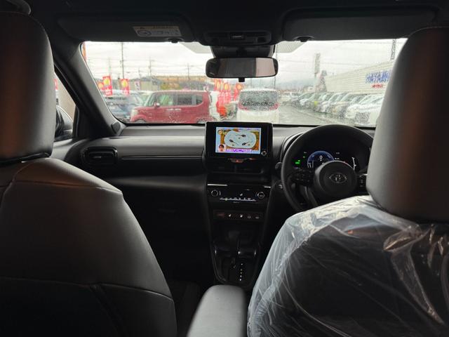 ヤリスクロス ハイブリッドＺ　メーカーＯＰ（特別色）／パノラミックビューＭ／前席シートヒーター／８インチＤオーディオ（フルセグＴＶ・Ａｐｐｌｅ　Ｃａｒｐｌａｙ・ナビ・ＢＴ）／ＥＴＣ２．０／ステアリングヒーター／オートハイビーム（28枚目）