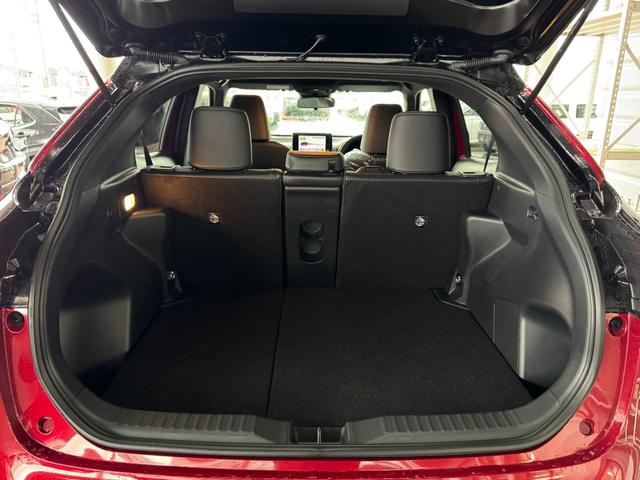 ヤリスクロス ハイブリッドＺ　メーカーＯＰ（特別色）／パノラミックビューＭ／前席シートヒーター／８インチＤオーディオ（フルセグＴＶ・Ａｐｐｌｅ　Ｃａｒｐｌａｙ・ナビ・ＢＴ）／ＥＴＣ２．０／ステアリングヒーター／オートハイビーム（29枚目）