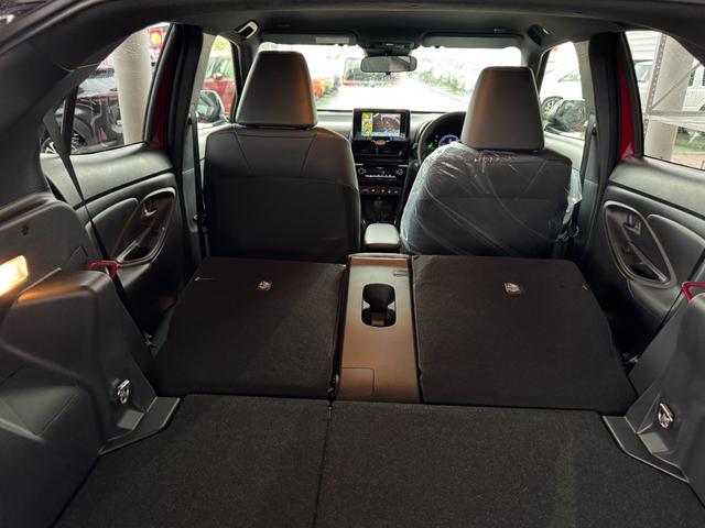 ヤリスクロス ハイブリッドＺ　メーカーＯＰ（特別色）／パノラミックビューＭ／前席シートヒーター／８インチＤオーディオ（フルセグＴＶ・Ａｐｐｌｅ　Ｃａｒｐｌａｙ・ナビ・ＢＴ）／ＥＴＣ２．０／ステアリングヒーター／オートハイビーム（30枚目）