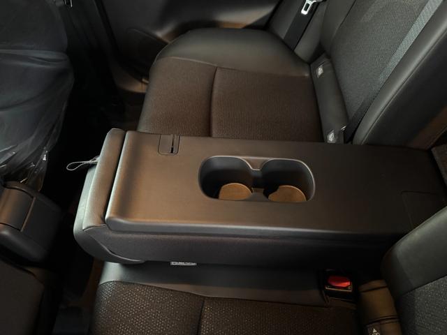 ヤリスクロス ハイブリッドＺ　メーカーＯＰ（特別色）／パノラミックビューＭ／前席シートヒーター／８インチＤオーディオ（フルセグＴＶ・Ａｐｐｌｅ　Ｃａｒｐｌａｙ・ナビ・ＢＴ）／ＥＴＣ２．０／ステアリングヒーター／オートハイビーム（31枚目）