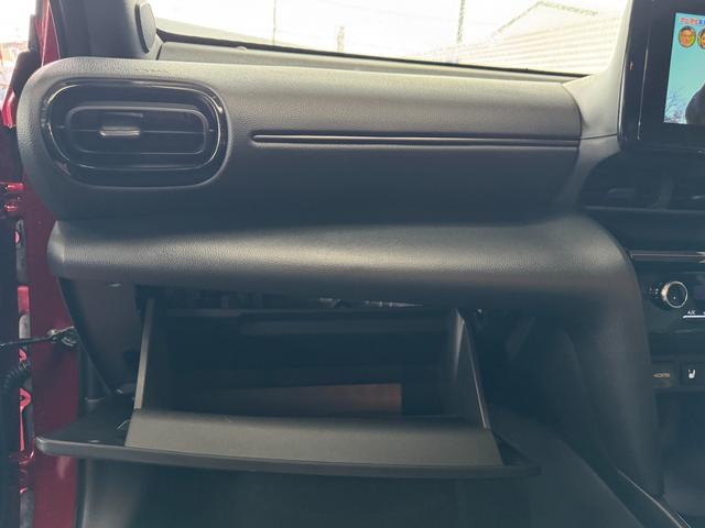 ヤリスクロス ハイブリッドＺ　メーカーＯＰ（特別色）／パノラミックビューＭ／前席シートヒーター／８インチＤオーディオ（フルセグＴＶ・Ａｐｐｌｅ　Ｃａｒｐｌａｙ・ナビ・ＢＴ）／ＥＴＣ２．０／ステアリングヒーター／オートハイビーム（32枚目）