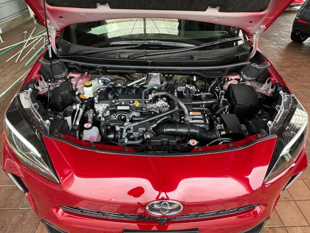 ヤリスクロス ハイブリッドＺ　メーカーＯＰ（特別色）／パノラミックビューＭ／前席シートヒーター／８インチＤオーディオ（フルセグＴＶ・Ａｐｐｌｅ　Ｃａｒｐｌａｙ・ナビ・ＢＴ）／ＥＴＣ２．０／ステアリングヒーター／オートハイビーム（37枚目）