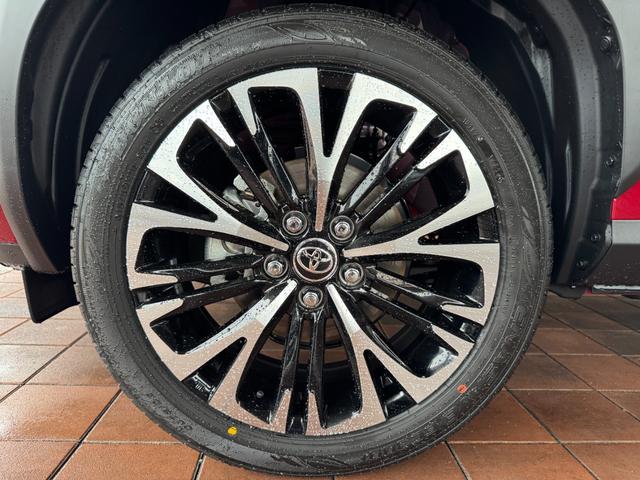 ヤリスクロス ハイブリッドＺ　メーカーＯＰ（特別色）／パノラミックビューＭ／前席シートヒーター／８インチＤオーディオ（フルセグＴＶ・Ａｐｐｌｅ　Ｃａｒｐｌａｙ・ナビ・ＢＴ）／ＥＴＣ２．０／ステアリングヒーター／オートハイビーム（38枚目）