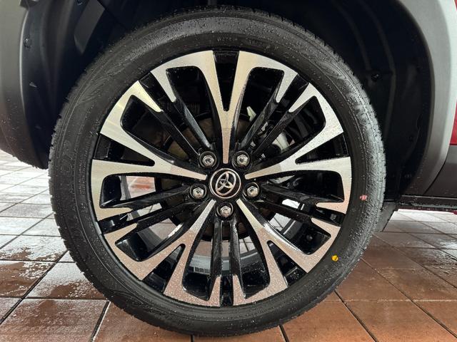 ヤリスクロス ハイブリッドＺ　メーカーＯＰ（特別色）／パノラミックビューＭ／前席シートヒーター／８インチＤオーディオ（フルセグＴＶ・Ａｐｐｌｅ　Ｃａｒｐｌａｙ・ナビ・ＢＴ）／ＥＴＣ２．０／ステアリングヒーター／オートハイビーム（40枚目）