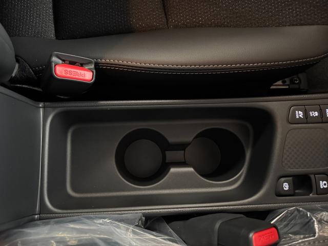 ヤリスクロス ハイブリッドＺ　メーカーＯＰ（特別色）／パノラミックビューＭ／前席シートヒーター／８インチＤオーディオ（フルセグＴＶ・Ａｐｐｌｅ　Ｃａｒｐｌａｙ・ナビ・ＢＴ）／ＥＴＣ２．０／ステアリングヒーター／オートハイビーム（43枚目）