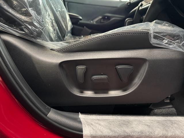 ヤリスクロス ハイブリッドＺ　メーカーＯＰ（特別色）／パノラミックビューＭ／前席シートヒーター／８インチＤオーディオ（フルセグＴＶ・Ａｐｐｌｅ　Ｃａｒｐｌａｙ・ナビ・ＢＴ）／ＥＴＣ２．０／ステアリングヒーター／オートハイビーム（45枚目）