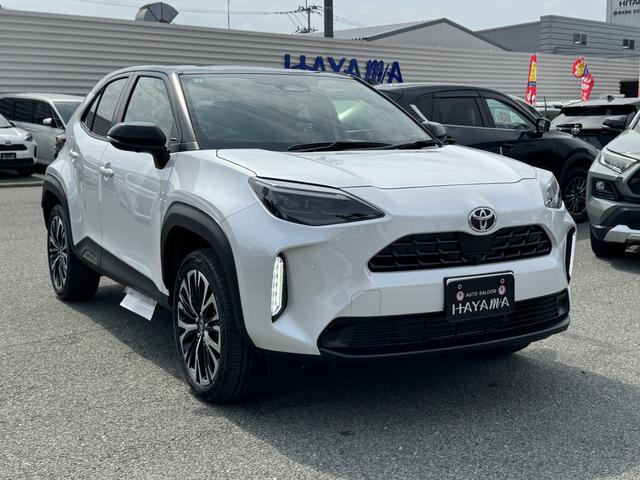 ヤリスクロス 　メーカーＯＰ（特別色）／パノラミックビューＭ／前席シートヒーター／８インチＤオーディオ（フルセグＴＶ・Ａｐｐｌｅ　Ｃａｒｐｌａｙ・ナビ・ＢＴ）／ステアリングヒーター／オートハイビーム／スマートキー（3枚目）