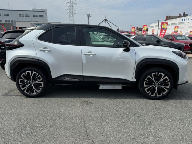 ヤリスクロス 　メーカーＯＰ（特別色）／パノラミックビューＭ／前席シートヒーター／８インチＤオーディオ（フルセグＴＶ・Ａｐｐｌｅ　Ｃａｒｐｌａｙ・ナビ・ＢＴ）／ステアリングヒーター／オートハイビーム／スマートキー（4枚目）