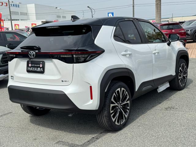 ヤリスクロス 　メーカーＯＰ（特別色）／パノラミックビューＭ／前席シートヒーター／８インチＤオーディオ（フルセグＴＶ・Ａｐｐｌｅ　Ｃａｒｐｌａｙ・ナビ・ＢＴ）／ステアリングヒーター／オートハイビーム／スマートキー（5枚目）