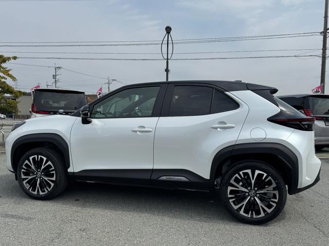 ヤリスクロス 　メーカーＯＰ（特別色）／パノラミックビューＭ／前席シートヒーター／８インチＤオーディオ（フルセグＴＶ・Ａｐｐｌｅ　Ｃａｒｐｌａｙ・ナビ・ＢＴ）／ステアリングヒーター／オートハイビーム／スマートキー（8枚目）