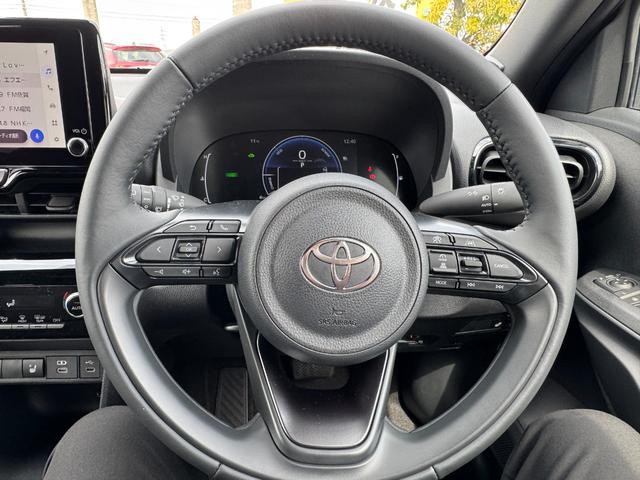 ヤリスクロス 　メーカーＯＰ（特別色）／パノラミックビューＭ／前席シートヒーター／８インチＤオーディオ（フルセグＴＶ・Ａｐｐｌｅ　Ｃａｒｐｌａｙ・ナビ・ＢＴ）／ステアリングヒーター／オートハイビーム／スマートキー（11枚目）