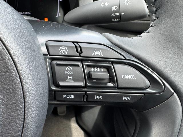 ヤリスクロス 　メーカーＯＰ（特別色）／パノラミックビューＭ／前席シートヒーター／８インチＤオーディオ（フルセグＴＶ・Ａｐｐｌｅ　Ｃａｒｐｌａｙ・ナビ・ＢＴ）／ステアリングヒーター／オートハイビーム／スマートキー（13枚目）