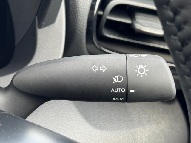 ヤリスクロス 　メーカーＯＰ（特別色）／パノラミックビューＭ／前席シートヒーター／８インチＤオーディオ（フルセグＴＶ・Ａｐｐｌｅ　Ｃａｒｐｌａｙ・ナビ・ＢＴ）／ステアリングヒーター／オートハイビーム／スマートキー（15枚目）