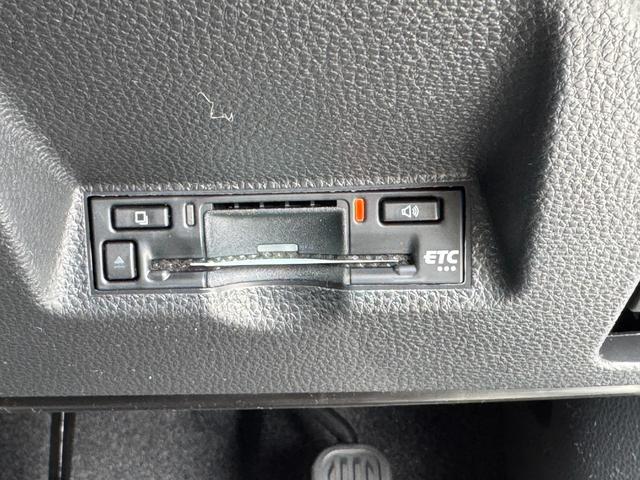 ヤリスクロス 　メーカーＯＰ（特別色）／パノラミックビューＭ／前席シートヒーター／８インチＤオーディオ（フルセグＴＶ・Ａｐｐｌｅ　Ｃａｒｐｌａｙ・ナビ・ＢＴ）／ステアリングヒーター／オートハイビーム／スマートキー（18枚目）