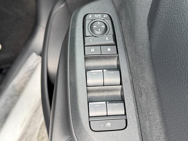 ヤリスクロス 　メーカーＯＰ（特別色）／パノラミックビューＭ／前席シートヒーター／８インチＤオーディオ（フルセグＴＶ・Ａｐｐｌｅ　Ｃａｒｐｌａｙ・ナビ・ＢＴ）／ステアリングヒーター／オートハイビーム／スマートキー（19枚目）