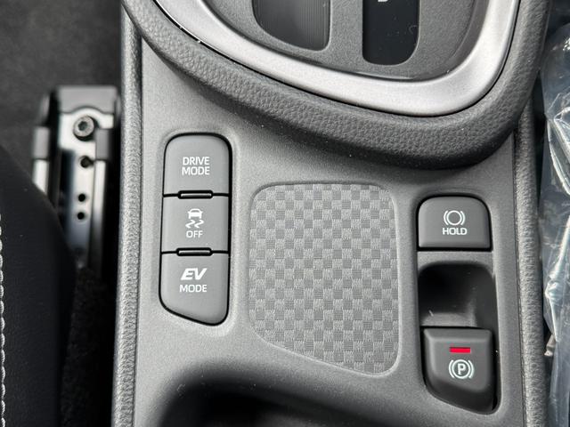 ヤリスクロス 　メーカーＯＰ（特別色）／パノラミックビューＭ／前席シートヒーター／８インチＤオーディオ（フルセグＴＶ・Ａｐｐｌｅ　Ｃａｒｐｌａｙ・ナビ・ＢＴ）／ステアリングヒーター／オートハイビーム／スマートキー（27枚目）