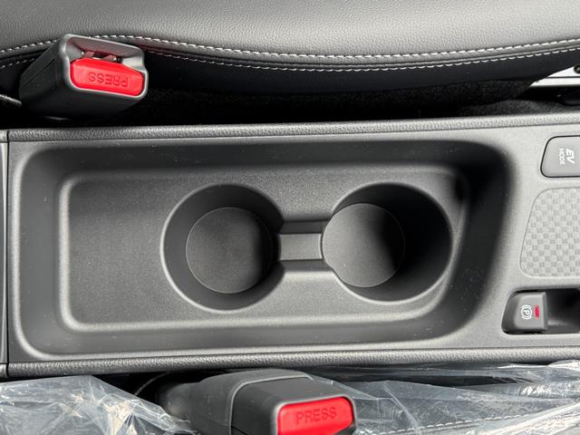 ヤリスクロス 　メーカーＯＰ（特別色）／パノラミックビューＭ／前席シートヒーター／８インチＤオーディオ（フルセグＴＶ・Ａｐｐｌｅ　Ｃａｒｐｌａｙ・ナビ・ＢＴ）／ステアリングヒーター／オートハイビーム／スマートキー（28枚目）