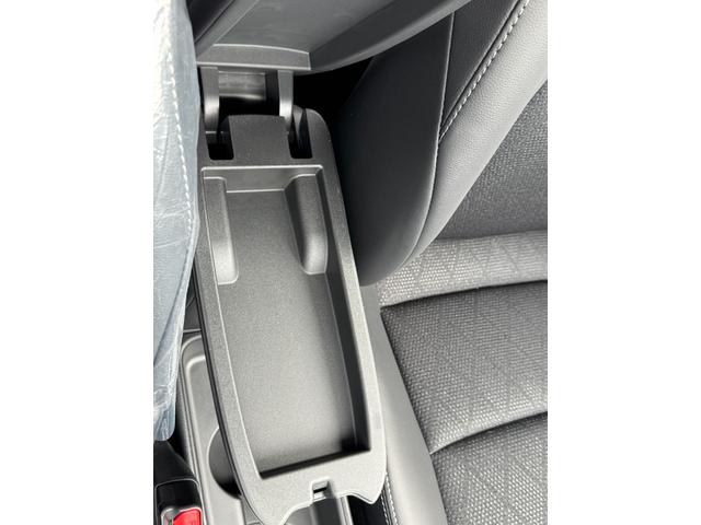 ヤリスクロス 　メーカーＯＰ（特別色）／パノラミックビューＭ／前席シートヒーター／８インチＤオーディオ（フルセグＴＶ・Ａｐｐｌｅ　Ｃａｒｐｌａｙ・ナビ・ＢＴ）／ステアリングヒーター／オートハイビーム／スマートキー（29枚目）