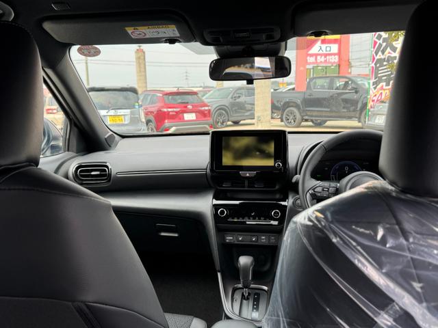 ヤリスクロス 　メーカーＯＰ（特別色）／パノラミックビューＭ／前席シートヒーター／８インチＤオーディオ（フルセグＴＶ・Ａｐｐｌｅ　Ｃａｒｐｌａｙ・ナビ・ＢＴ）／ステアリングヒーター／オートハイビーム／スマートキー（34枚目）