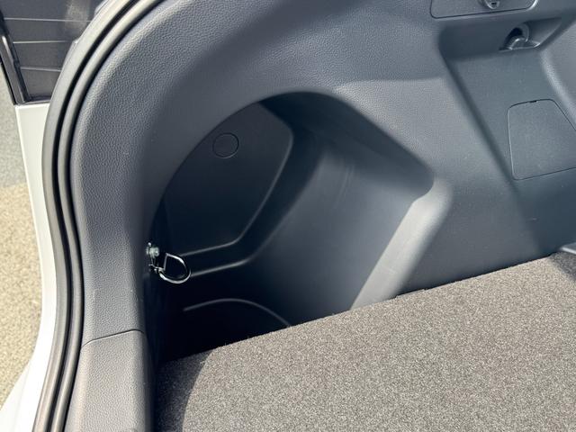 ヤリスクロス 　メーカーＯＰ（特別色）／パノラミックビューＭ／前席シートヒーター／８インチＤオーディオ（フルセグＴＶ・Ａｐｐｌｅ　Ｃａｒｐｌａｙ・ナビ・ＢＴ）／ステアリングヒーター／オートハイビーム／スマートキー（41枚目）