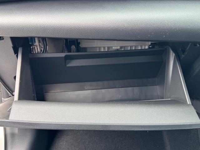 ヤリスクロス 　メーカーＯＰ（特別色）／パノラミックビューＭ／前席シートヒーター／８インチＤオーディオ（フルセグＴＶ・Ａｐｐｌｅ　Ｃａｒｐｌａｙ・ナビ・ＢＴ）／ステアリングヒーター／オートハイビーム／スマートキー（43枚目）