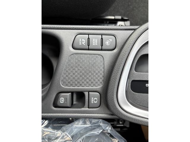 ヤリスクロス 　メーカーＯＰ（特別色）／パノラミックビューＭ／前席シートヒーター／８インチＤオーディオ（フルセグＴＶ・Ａｐｐｌｅ　Ｃａｒｐｌａｙ・ナビ・ＢＴ）／ステアリングヒーター／オートハイビーム／スマートキー（52枚目）