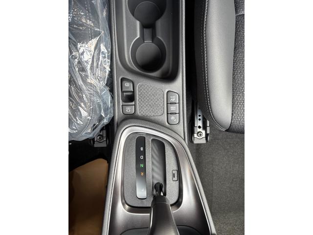 ヤリスクロス 　メーカーＯＰ（特別色）／パノラミックビューＭ／前席シートヒーター／８インチＤオーディオ（フルセグＴＶ・Ａｐｐｌｅ　Ｃａｒｐｌａｙ・ナビ・ＢＴ）／ステアリングヒーター／オートハイビーム／スマートキー（53枚目）