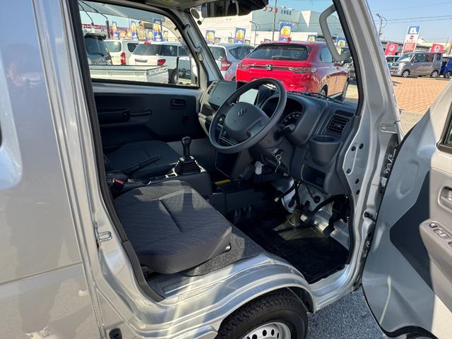 スーパーキャリイ Ｘ　社外ナビ（フルセグＴＶ／ＢＴ／ＣＤ／ＤＶＤ／ラジオ／ＳＤ）／車線逸脱警報／横滑り防止機能／キーレス／オートライト／ＥＴＣ／デュアルカメラブレーキ／荷台ゴムマット／パーキングセンサー／フォグランプ（9枚目）