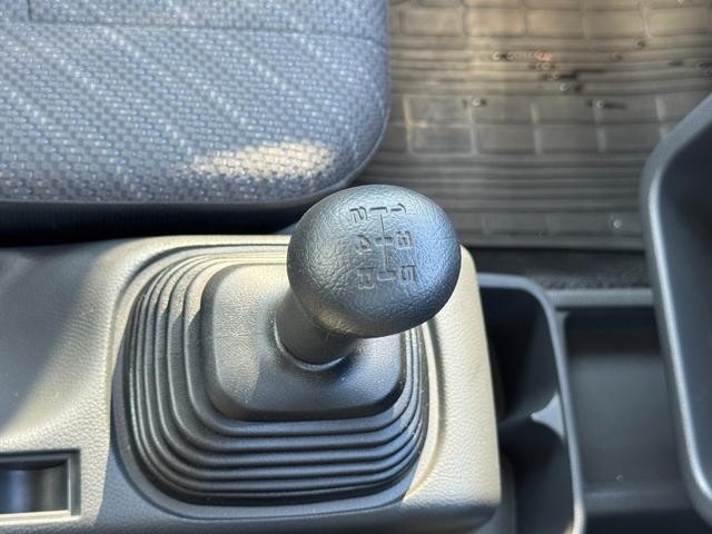 スーパーキャリイ Ｘ　社外ナビ（フルセグＴＶ／ＢＴ／ＣＤ／ＤＶＤ／ラジオ／ＳＤ）／車線逸脱警報／横滑り防止機能／キーレス／オートライト／ＥＴＣ／デュアルカメラブレーキ／荷台ゴムマット／パーキングセンサー／フォグランプ（26枚目）